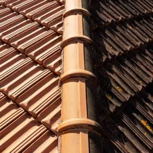 Entretien d'une toiture : comparaison avant/après nettoyage des tuiles
